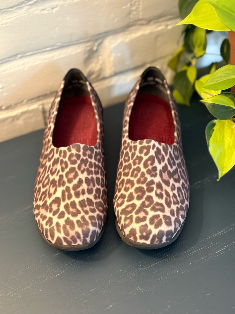 MUNRO! Leopard Print Slip-On Flats in Brown - 8WW, great condition!